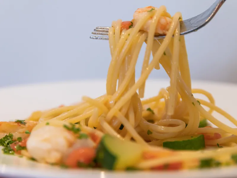 Spaghetti mit Garnelen und Zucchini, auf einer Gabel aufgedreht