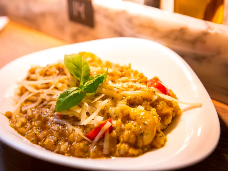 Teller Pasta mit Tomatensugo, Käse und frischem Basilikum